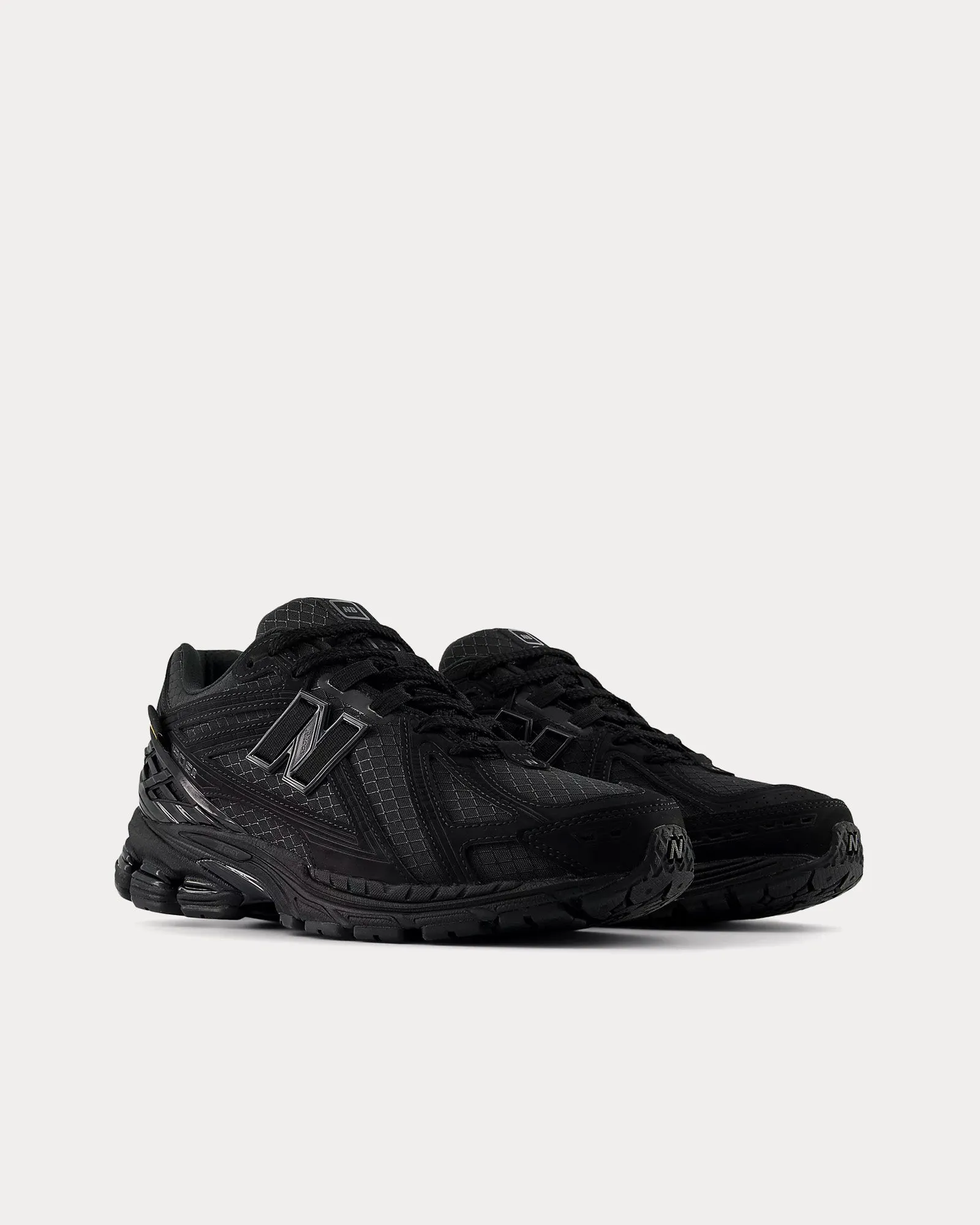 1906r Black / Magnet Low Top Sneakers