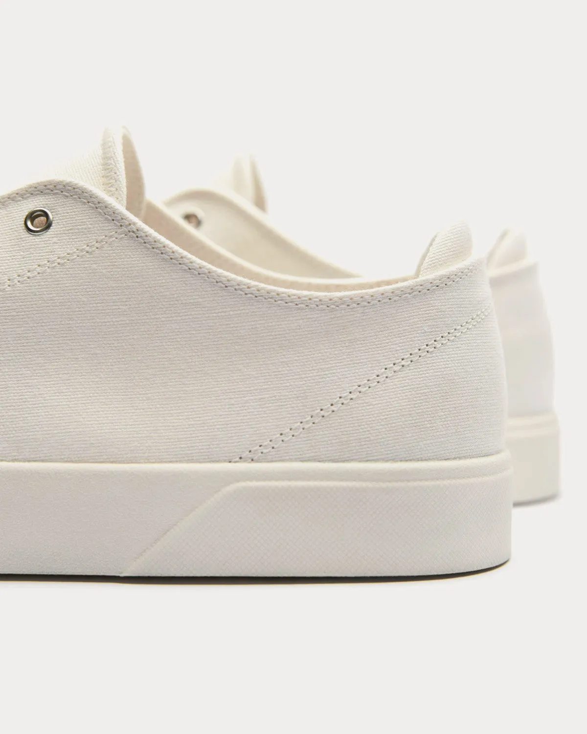 1E Leinweiss Off-White Low Top Sneakers
