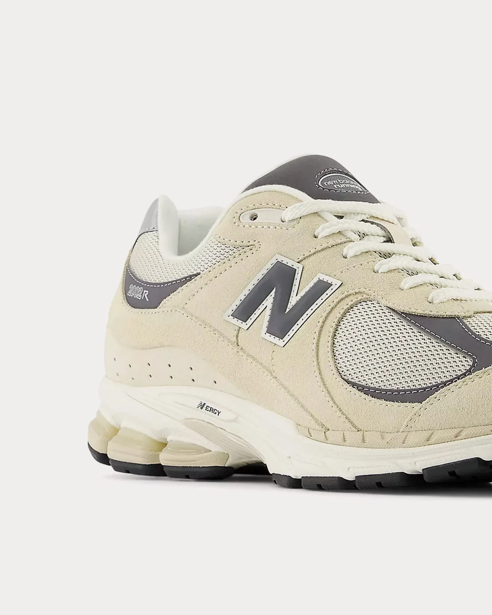 2002r Sandstone / Magnet / Linen Low Top Sneakers