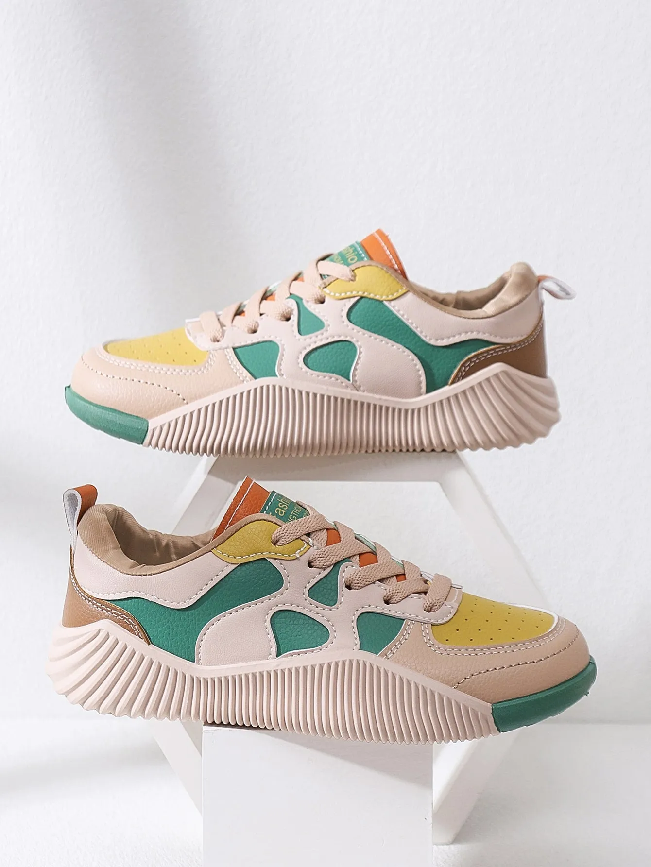 Color Block Letter Patch Decor Lace-up Front Skate Shoes