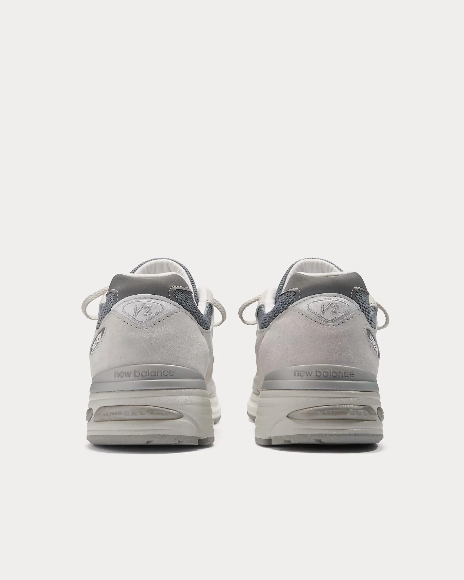 MADE in UK 991v2 Nimbus Cloud / Cool Grey 7 C / Silver Low Top Sneakers