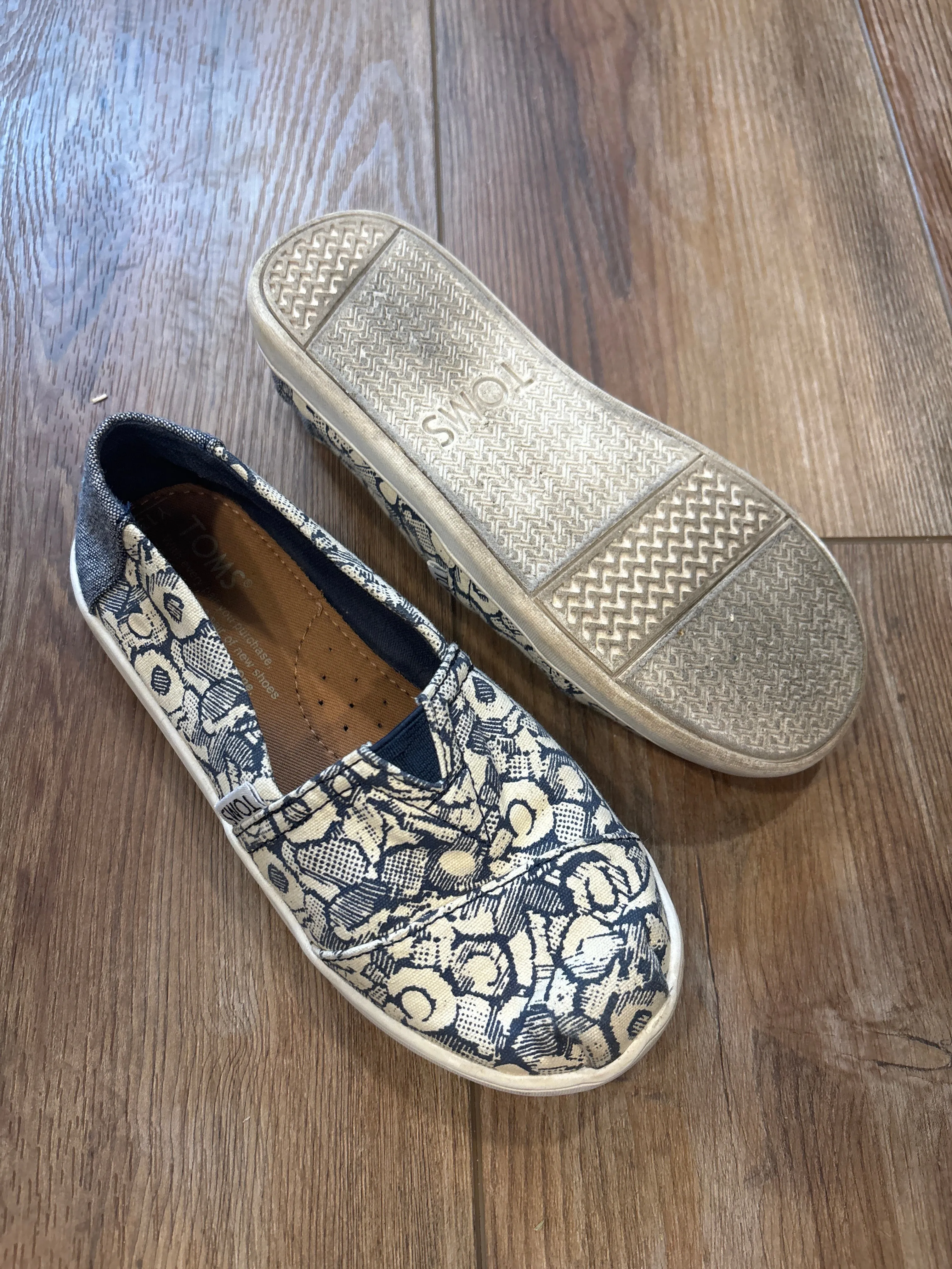 Tom's Sz Y13 Navy Slip On Shoes - size Shoes:      13 & 13.5 (Little Kid)