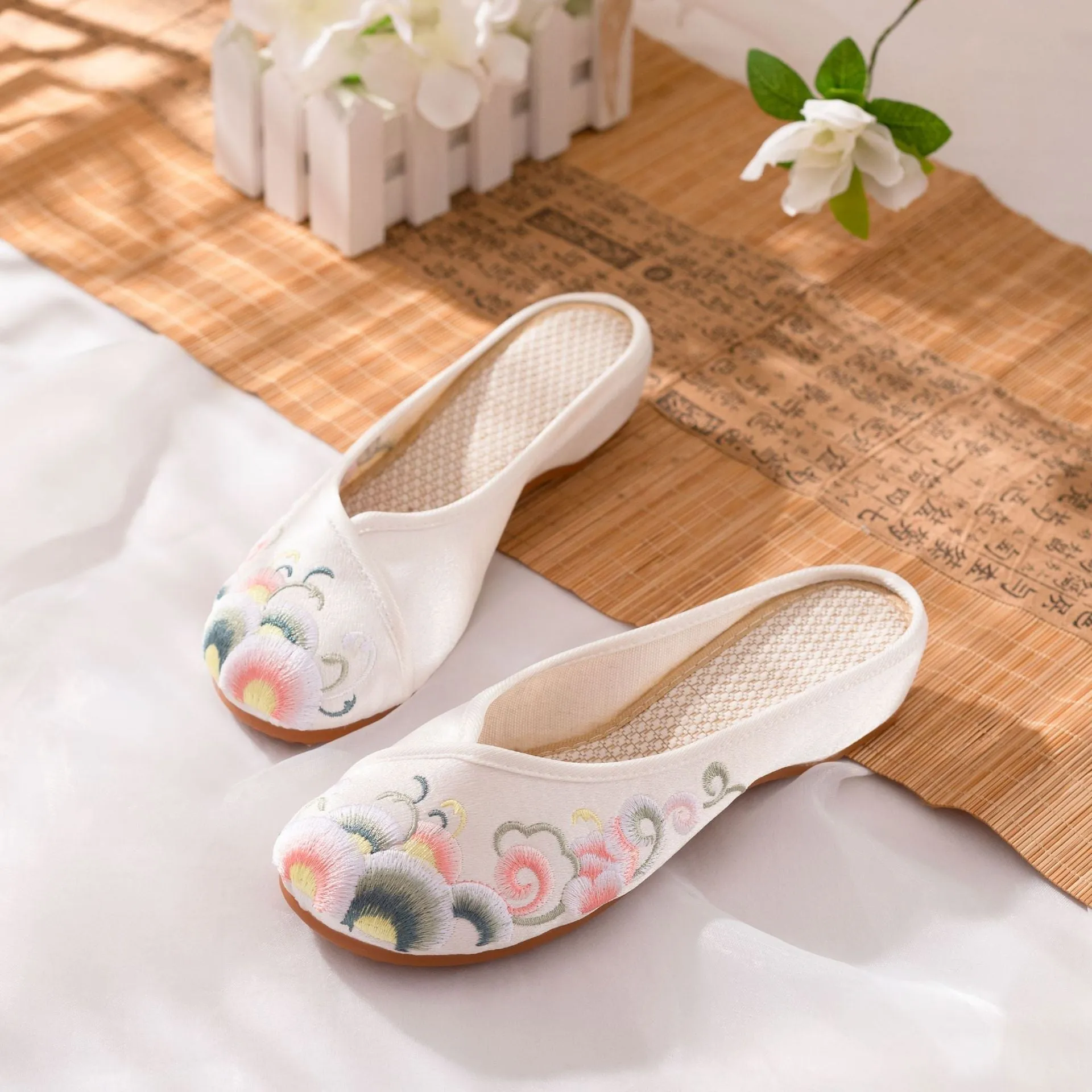 Women's Smooth Elegant Soft Bottom Embroidered Cloth Canvas Shoes